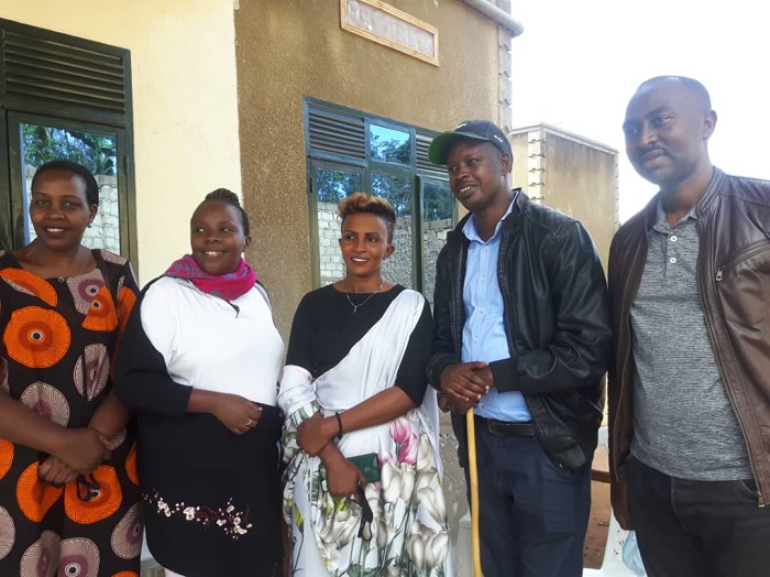 Uburyo Mamashenge (wo hagati) yari yishimye akuyemo agapfukamunwa