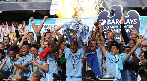 Abakinnyi ba Manchester City bishimira igikombe.