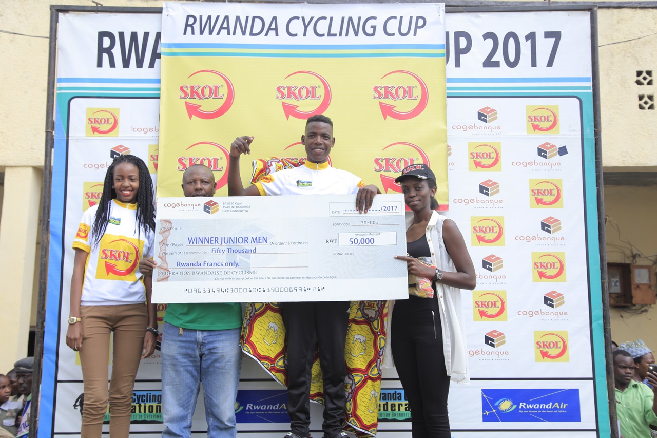Manizabayo Eric watsinze mu ngimbi ashyikirizwa igihembo cy'ibihumbi 50Frw.