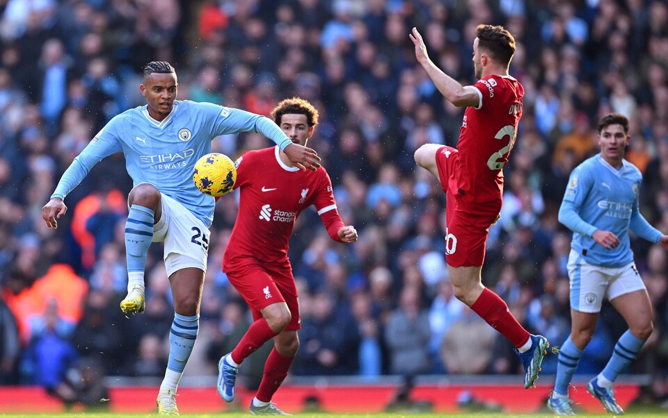 Manuel Akanji(25) ni we watanze umupira wavuyemo igitego cya Manchester City