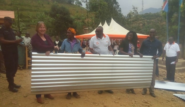 Umuryango World Vision waremeye amabati imiryango yo mu Karere ka Gakenke yibasiwe n