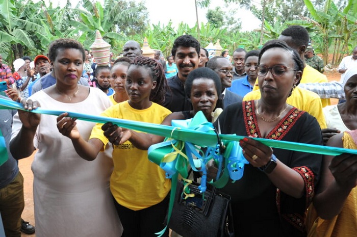 Abayobozi batandukanye bataha inzu ya Mukancogoza