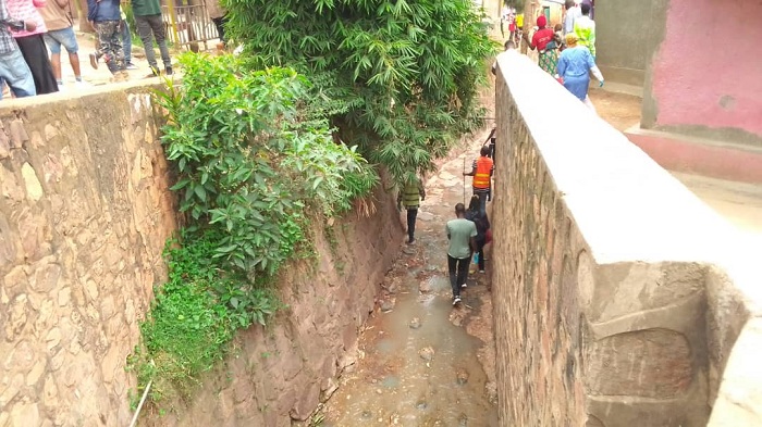 Kuri uyu wa Gatandatu hakozwe umuganda wo gutoragura udupfukamunwa twatawe muri ruhurura z'i Kimisagara