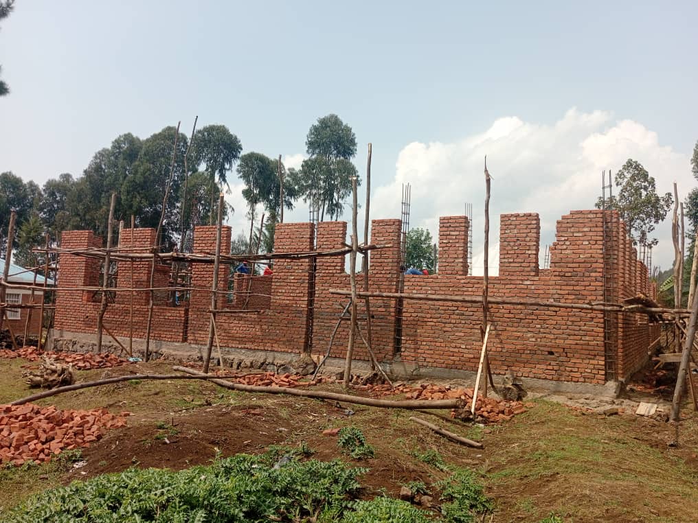 Maternité iri kubakwa ku Kigo nderabuzima cya Shingiro hamwe n'iziri kubakwa muri gahunda imwe na yo bigeze ku kugeraho kiri hejuru ya 20%