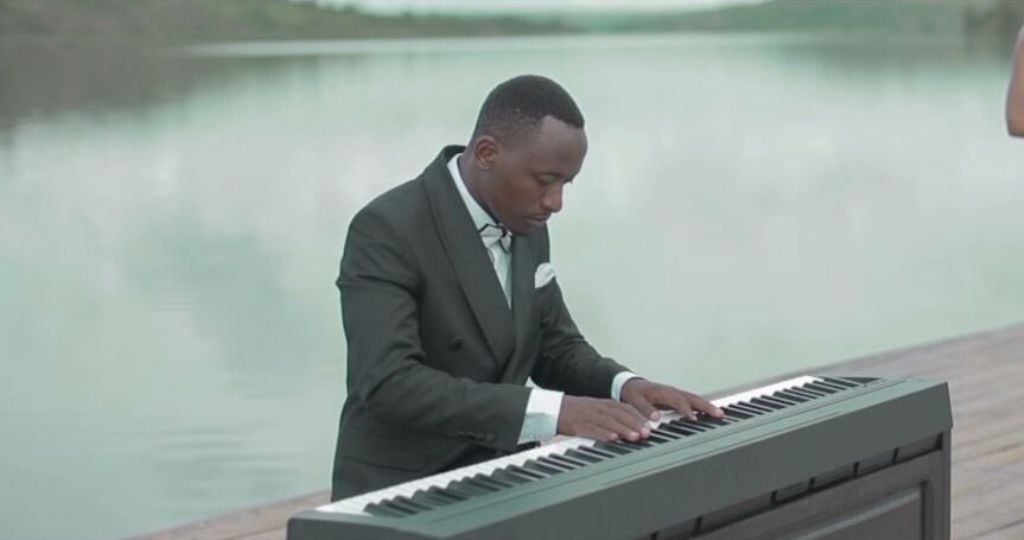 Maurix ni umuhanzi akaba n'umucuranzi wa Piano, ntabwo ari umunyamategeko.