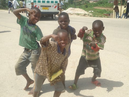 Aba bana bataye imiryango yabo batunzwe no gusabiriza.
