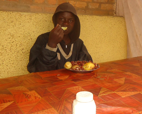 Nyayinganyiki yavuye iwabo kubera se na mukase bamufata nabi. Yibera mu isoko rya Base aho ashakisha ibyo kurya.