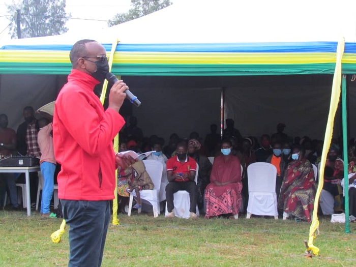 Meya Mutabazi avuga ko abaturage nta kabuza bagomba kuba bagezweho n'amazi meza n'amashanyarazi muri 2024