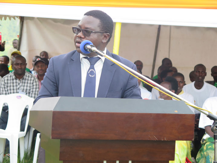Mayor Habitegeko Francois ahamya ko mu myaka ibiri iri imbere nta muturage wo mu karere ayobora uzaba atazi gusoma, kwandika no kubara.