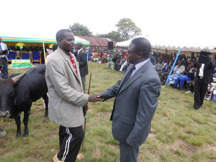 Umuyobozi w'akarere yagabiye inka umuturage mu izina ry'akarere.