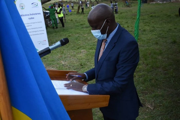 Umuyobozi w'akarere ka Gatsibo Gasana Richard avuga ko ubutaka bwamaze kuboneka hasigaye kububagabanya