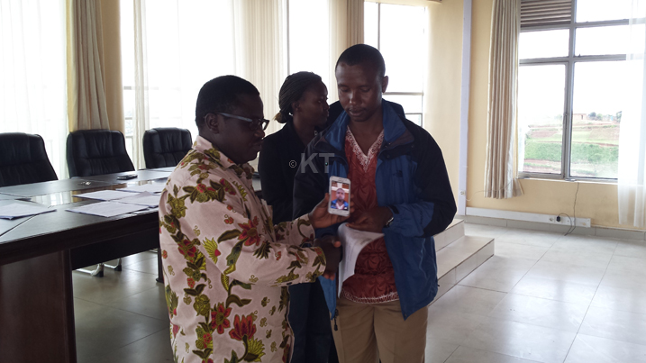 Mayor Habitegeko ashyikiriza telefoni Umunyamabanga Nshingwabikorwa w'Akagari
