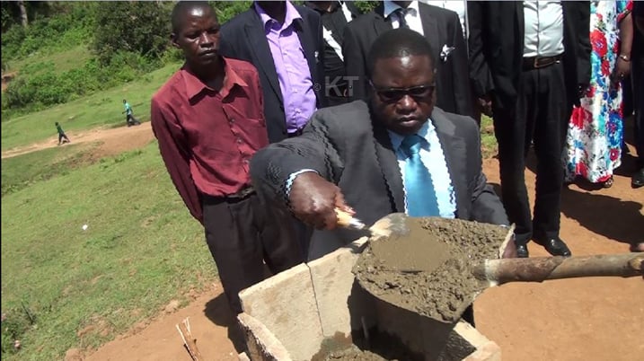 Mayor Habitegeko ubwo yashyiraga ibuye ry'ifatizo ahubatswe ikimenyetso cy'ubutwari bw'abanya Bitare