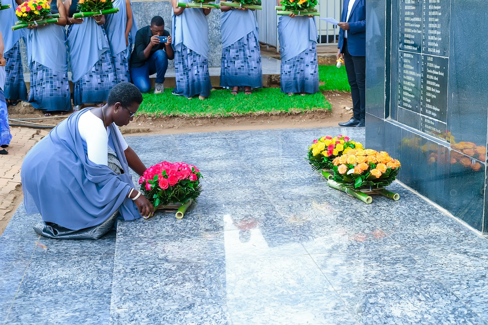 Meya Kayitare ashyira indabo ku rwibutso rw'amateka ku Kerere ka Muhanga