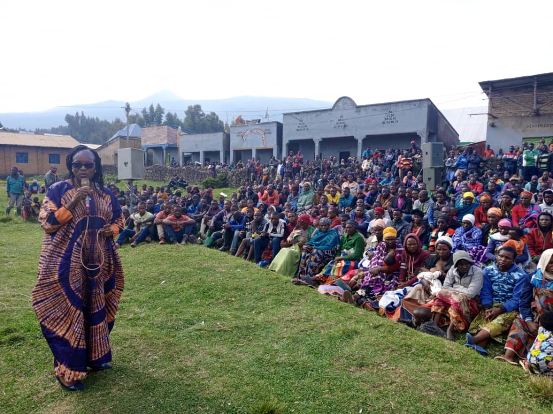 Mayor Mukandayisenga Antoinette aganira n'abaturage ba Jenda 