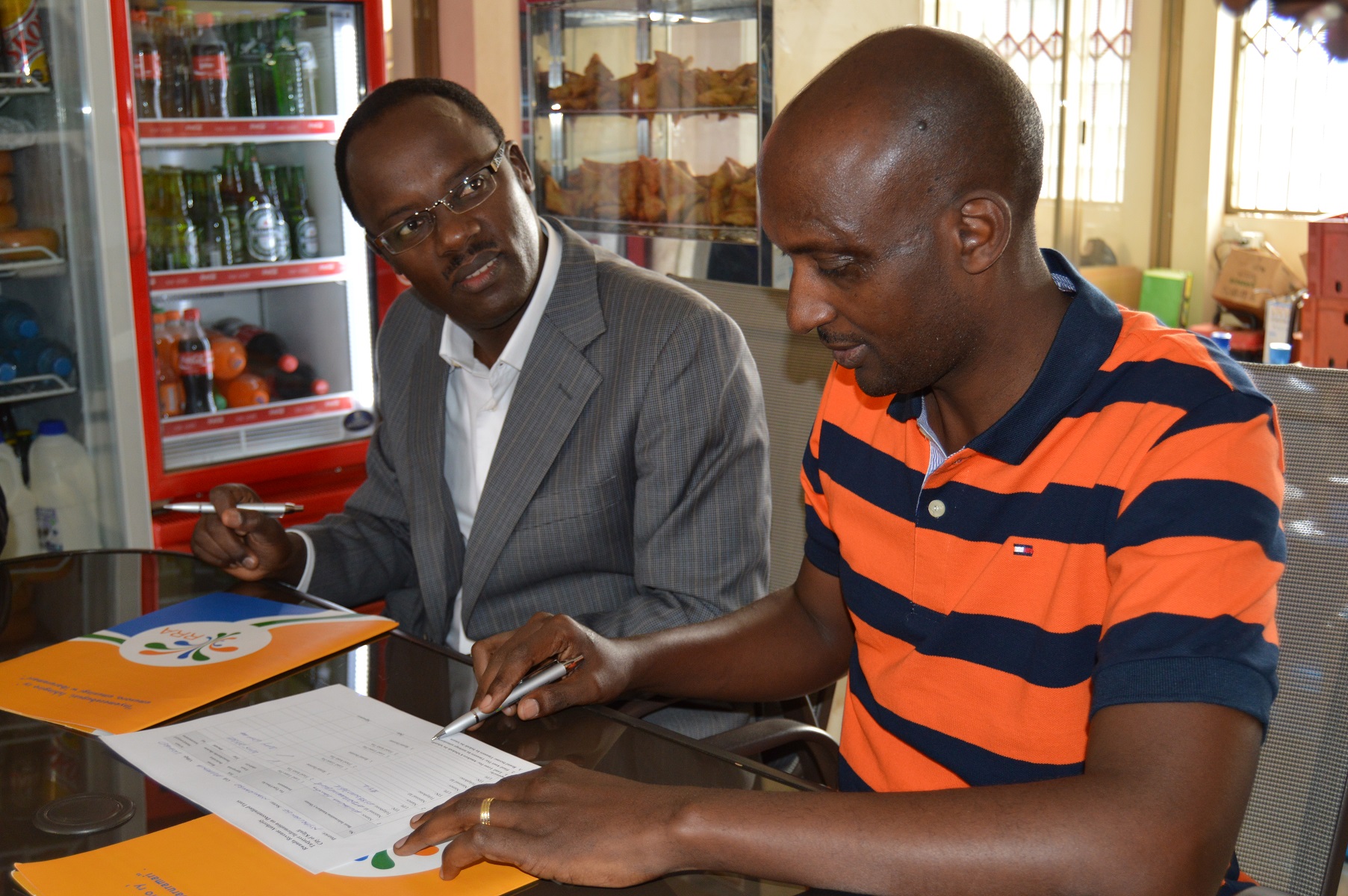Mayor Ndayisaba Fidele na Tusabe Richard batangiza igikorwa cyo gushishikariza abatuye Umujyi wa Kigali kwishyura imisoro..