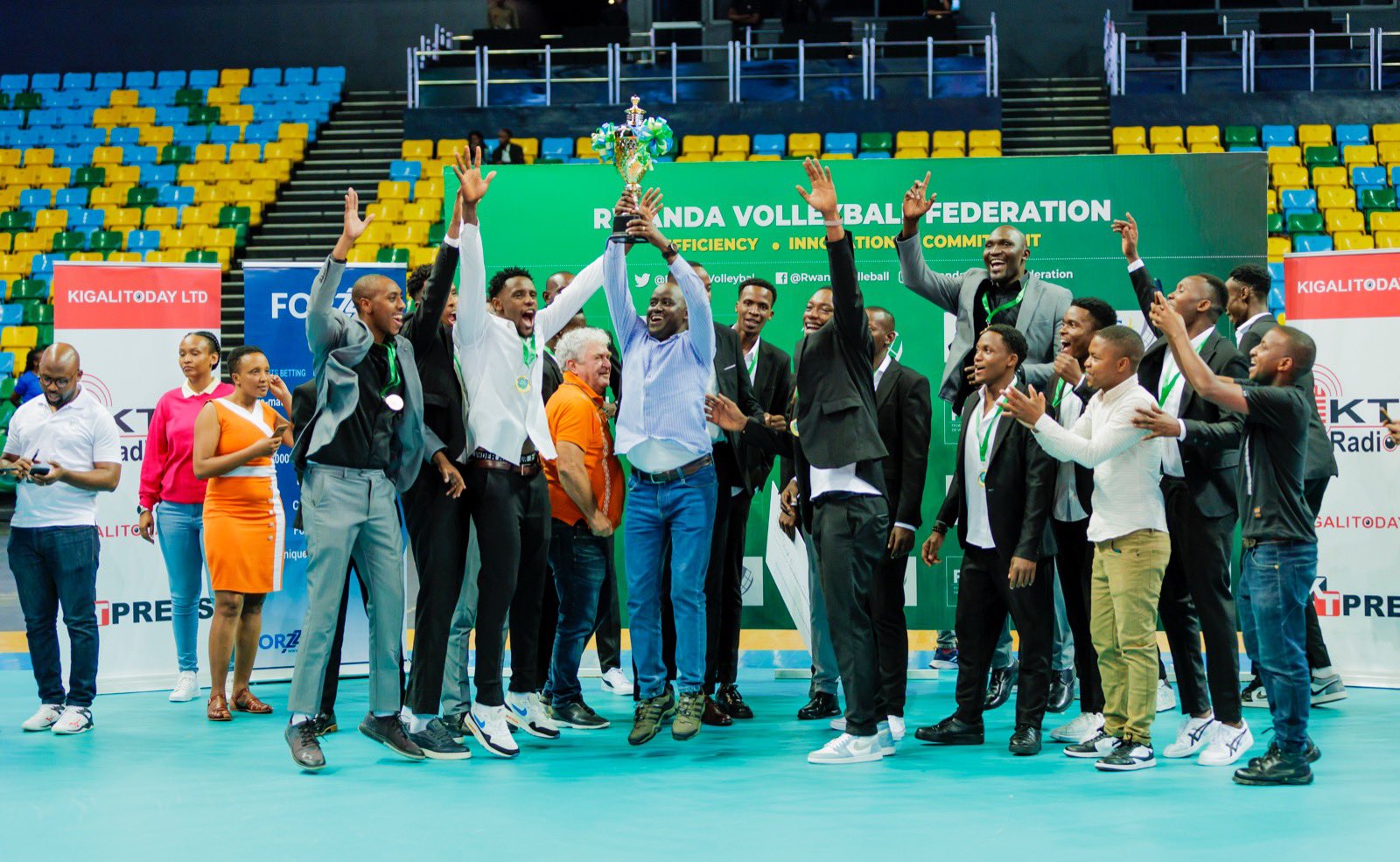 Mayor w'akarere ka Gisagara Rutaburingonga Jerome yishimira igikombe n'abasaore be