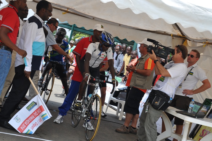 Umuyobozi w'umujyi Fidel Ndayisaba ni we watangije Tour du Rwanda 2014 ku mugaragaro.