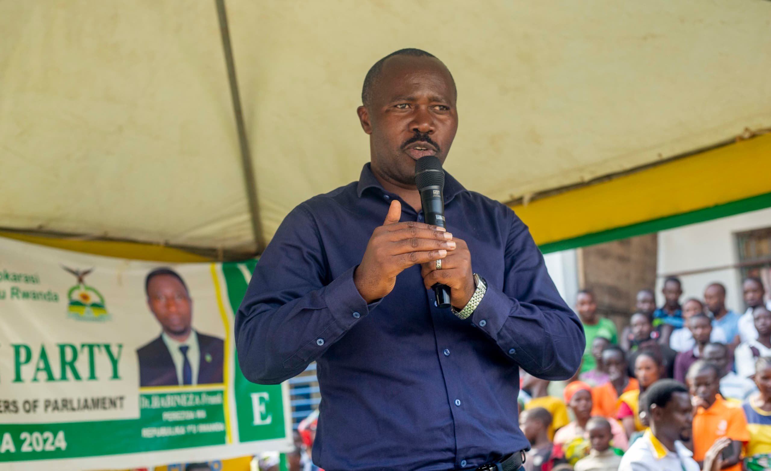Mayor wa Rubavu Prosper Mulindwa ni we wakiriye Green Party muri Rubavu