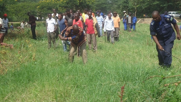 Mayor yifatanije n'abaturage b'akagali ka Nyagatare mu muganda usoza umwaka.