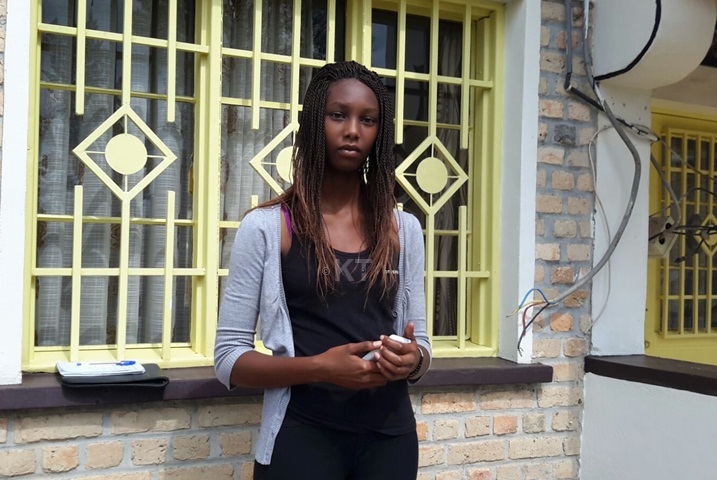 Mbabazi w'imyaka 16, umukobwa utuje, w'umuhanga kandi ufite inzozi zo kuba umuganga.