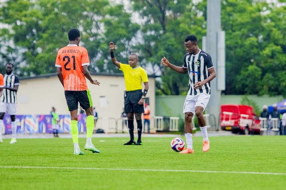 Victor Mbaoma (uri ku mupira) ni we watsindiye APR FC igitego kimwe yabonye
