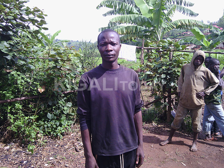 Mbarubukeye avuga ko iyo imvura iguye bimuka bakaza kugaruka amazi yakamutse.
