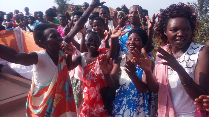 Aba babyeyi b'i Rugango mu Murenge wa Mbazi bati 'ayiyehe aya mazi ndayoga'