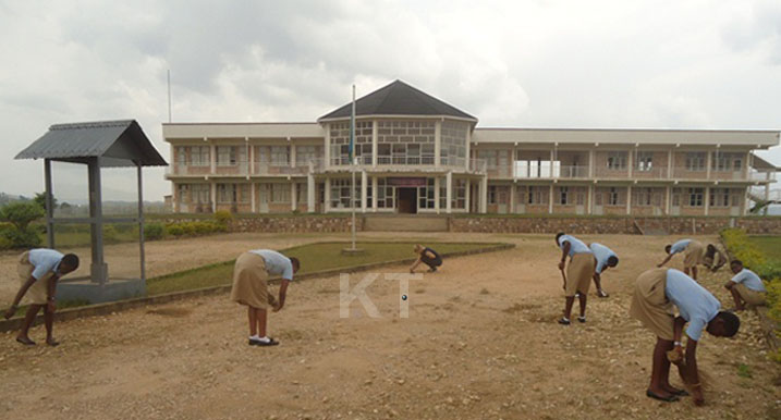 Mbere yo gusura urwibutso babanje kurukorera isuku