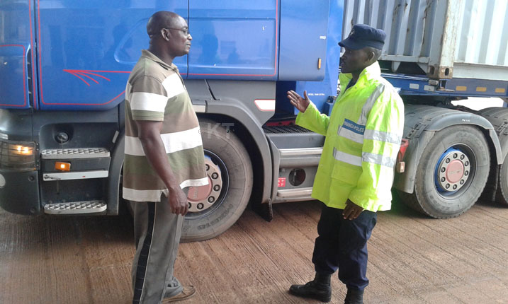 Mbere yo kugenda abashoferi babanza guhabwa inama na Polisi