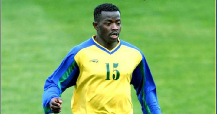 Mbonabucya Desire wari kapiteni ari mubatashimishijwe n'uko Perezida wa Ferwafa yavuze ko abajyanaye Amavubi muri CAN 2004 bari abanyamahanga.