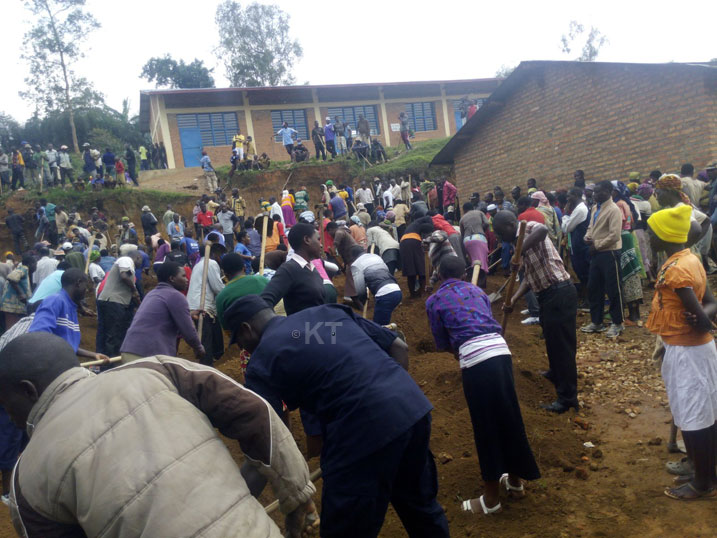 Aha hasizaga ahazubakwa ibyumba by'amashuri ku Kigo cy'Amashuri Abanza cya Mbuga.
