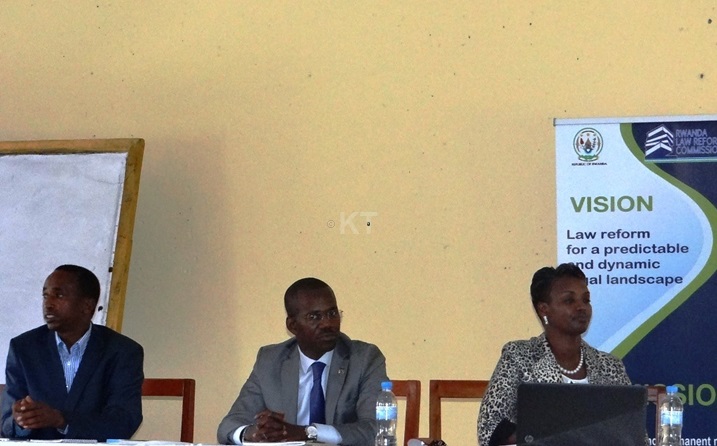 Me Uwizeyimana Evode (hagati) ari kumwe na Dr Cyeze Emmanuel baganira n'abanyeshuri ku itegekonshinga muri ULK.