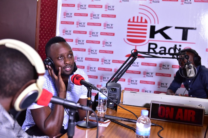 Umuhanzi Ngabo Medard muri studio za KT Radio mu mpera za 2018