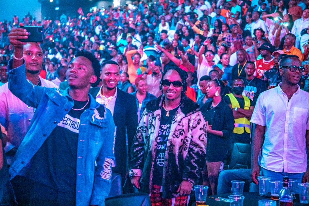 Kenny Sol (uri hagati) wahoze muri label y