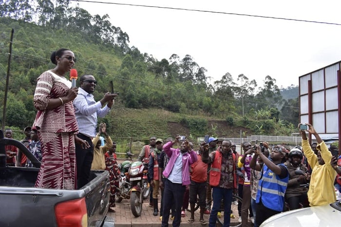 Meya Mukanyirigira aganira n'abaturage