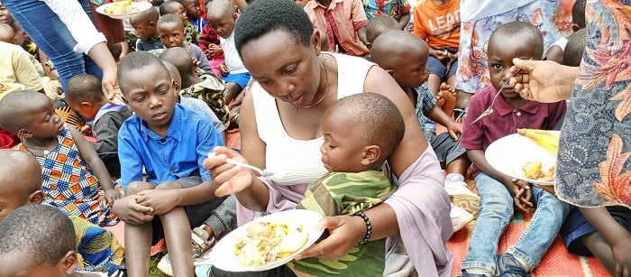 Meya w'Akarere ka Burera Uwanyirigira Marie Chantal mu gikorwa cyo kugaburira abana