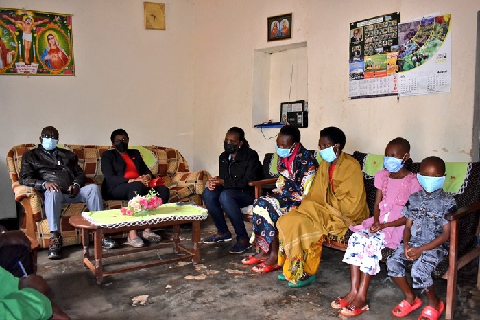Meya wa Rulindo n'Abadepite ubwo basuraga umuryango wagize ibyago uburira umuntu mu biza