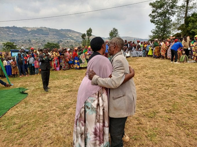 Abaturage bisanzuye kuri Meya Uwanyirigira