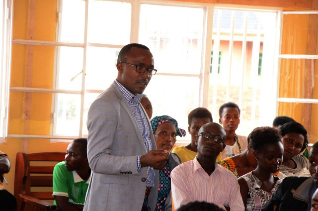 Meya Kayumba abwira abakozi ko atazihanganira abarenganya abaturage