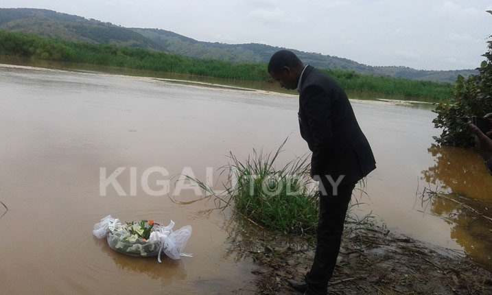 Muzungu n'abandi bashyitsi bashyize indabo ku cyambu cya Migina ahiciwe abatutsi benshi.