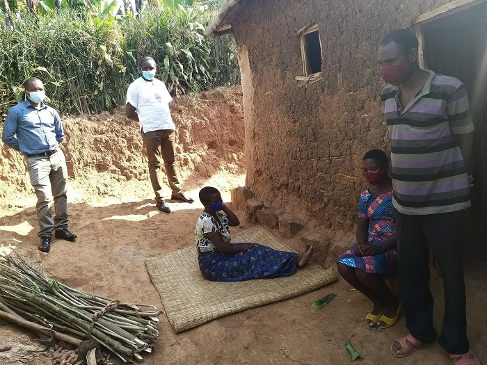Meya Ndayambaje yasuye abarwariye Covid-19 mu rugo, ni muri gahunda ya Tujyanemo twese