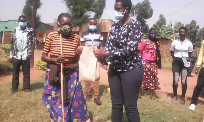 Visi meya ushinzwe imibereho myiza y'Abaturage mu Karere ka Gicumbi mu gikorwa cyo gufasha abatishoboye