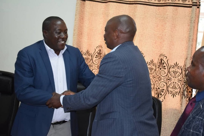 Guverineri Gatabazi JMV yashimiye Ntirenganya Emmanuel umaze gutorerwa kuyobora Akarere ka Musanze by'agateganyo