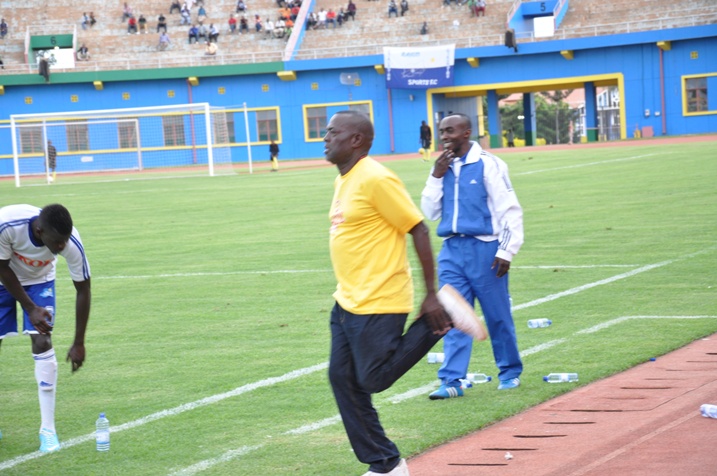 Mfutila nawe yabaga ari kwishyushya ubwo umukino wakinwaga.