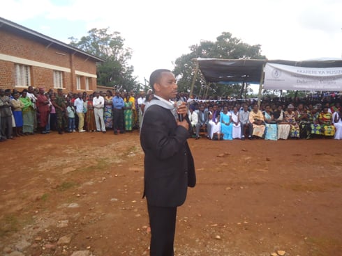 Uhagarariye imiryango y'abashyinguwe warokokeye i Mibirizi.