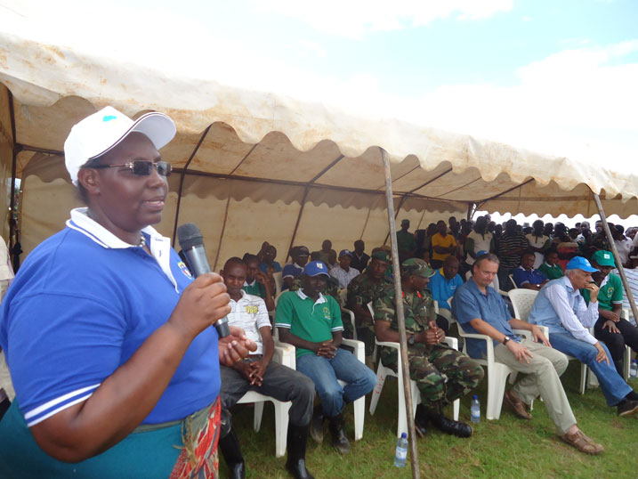 Minisitiri Mukantabana yibukije impunzi ko zigomba gukurikiza amategeko y