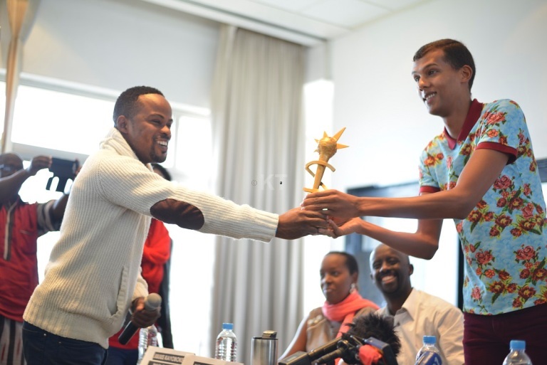Aha Mike Karangwa umwe mu bategura ibihembo bya Salax mu Rwanda amushyikiriza igihembo yegukanye muri 2013 nk'umuhanzi bwiza w'Umunyarwanda uba hanze.