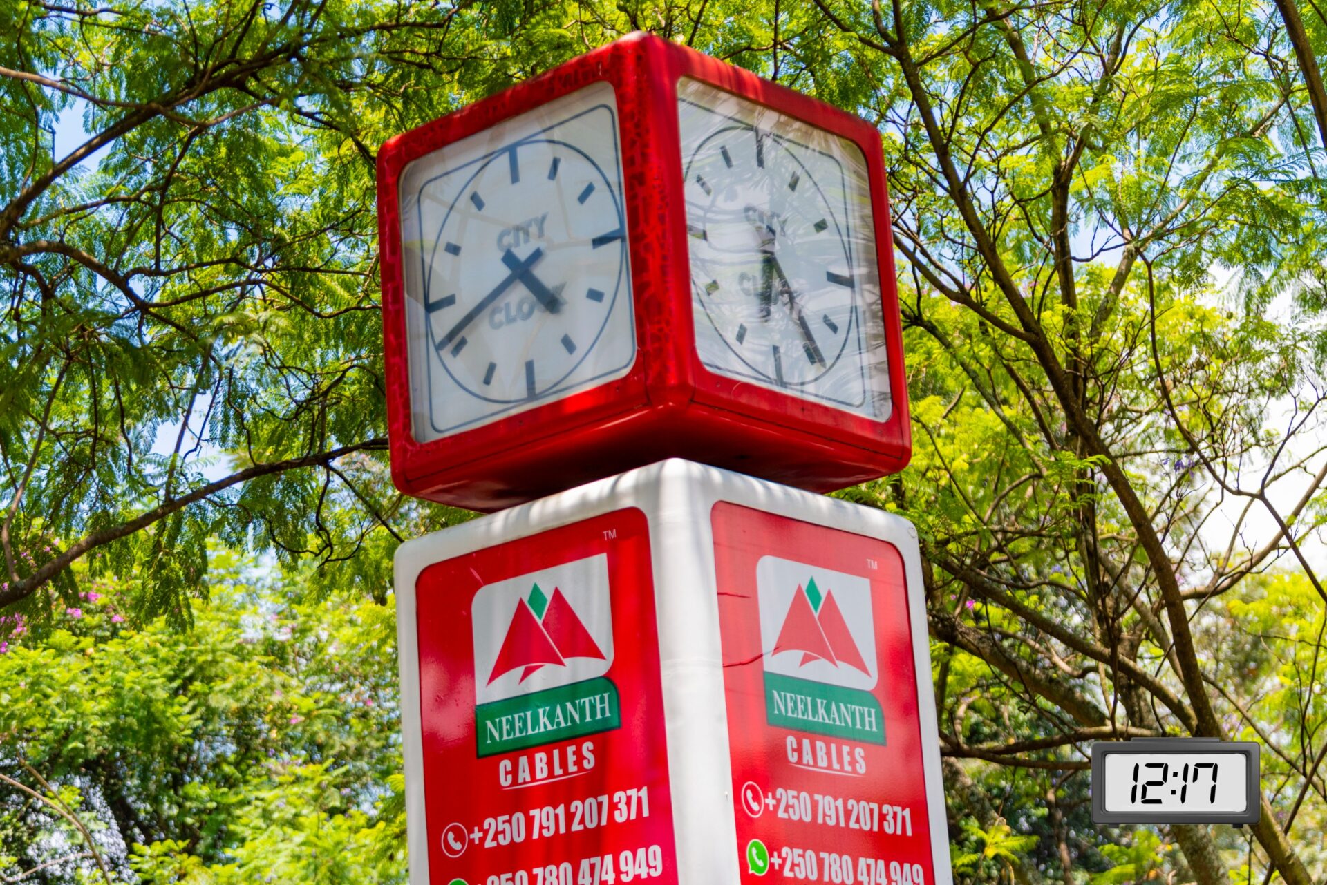 Isaha iri imbere ya Hotel des Milles Collines ntikora