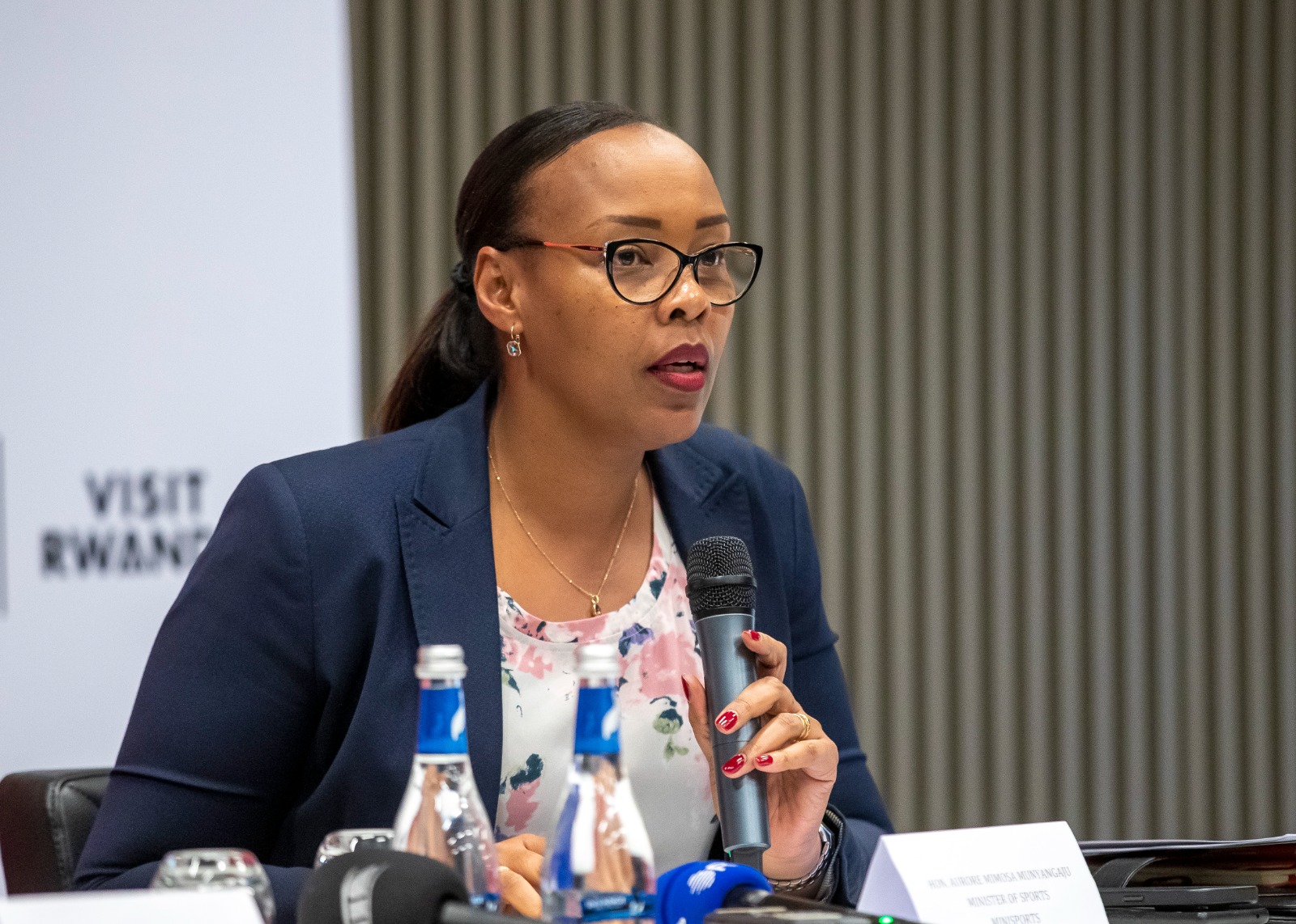 Minisitiri wa Siporo Aurore Mimosa Munyangaju avuga ko hagomba kujyaho uburyo abana banyura mu mashuri ashingwa muri aya masezerano bazagirira umusaruro ruhago y'u Rwanda mu gihe kirambye